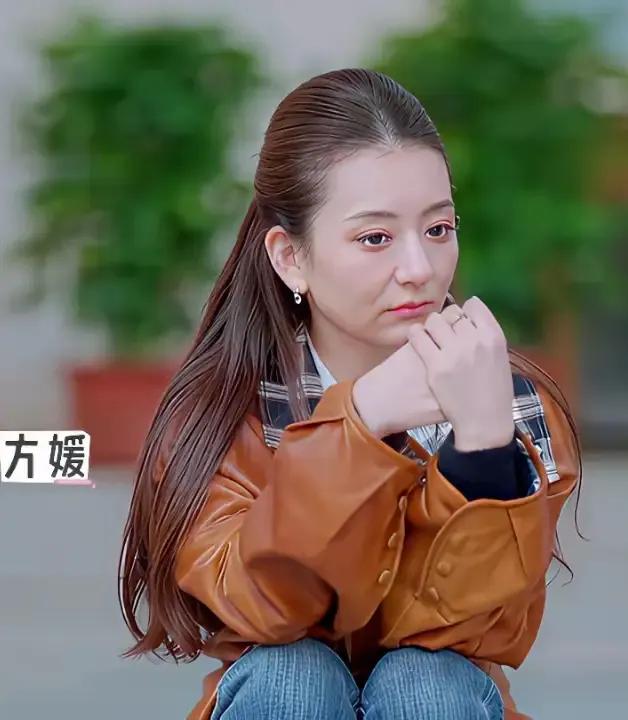 五官标准立体精致，脸明显松弛老态明显，方媛看到应该不高兴了吧方媛年轻时的样貌确