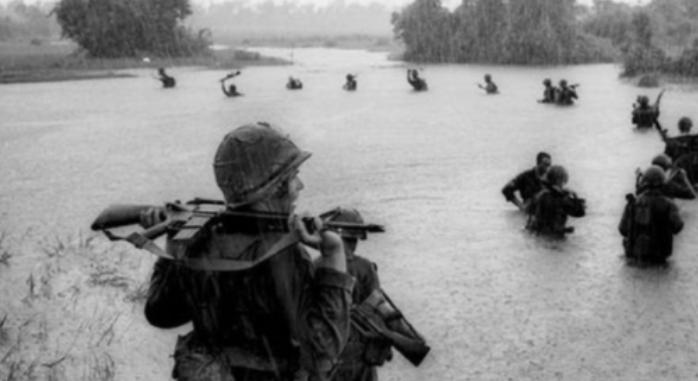 1981年，儿子欲要向公安部门上缴家里的冲锋枪，老人大怒：就算天王老子来了我也不