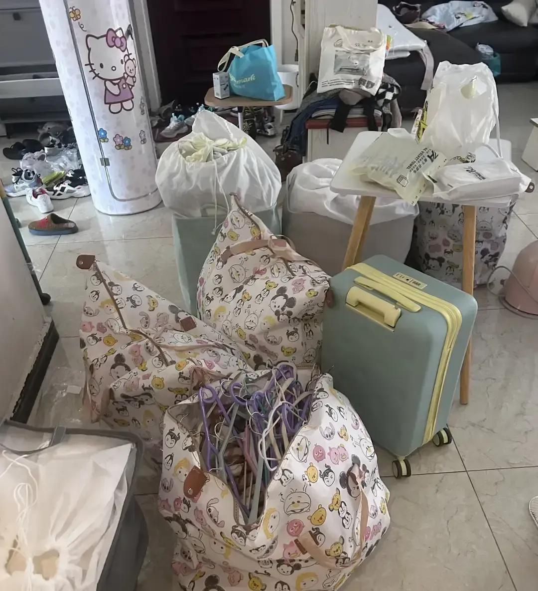 小A刚领完离婚证回家，婆婆就带人堵门让她搬出去，说房子也有他们一份。她没吵，第