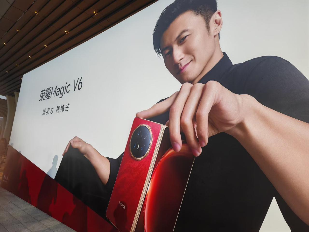 过去几年，折叠屏手机劝退无数人的不是价格，而是那份“捧在手心怕摔了”的脆弱感。内