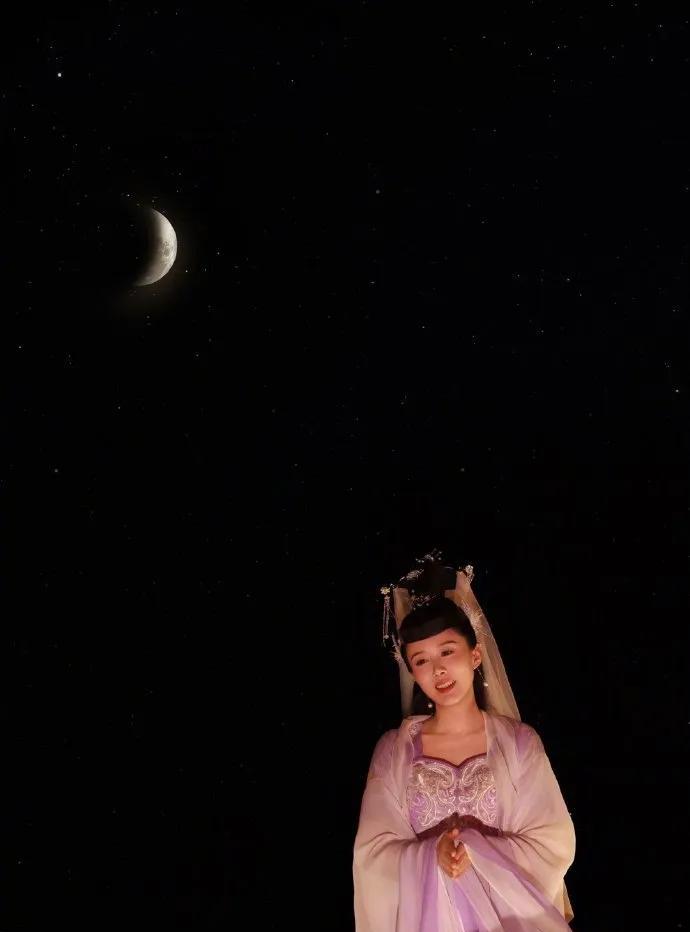 颜丹晨20年后再扮嫦娥：一颦一笑皆是岁月沉淀的经典当颜丹晨身着广袖流仙裙，梳着