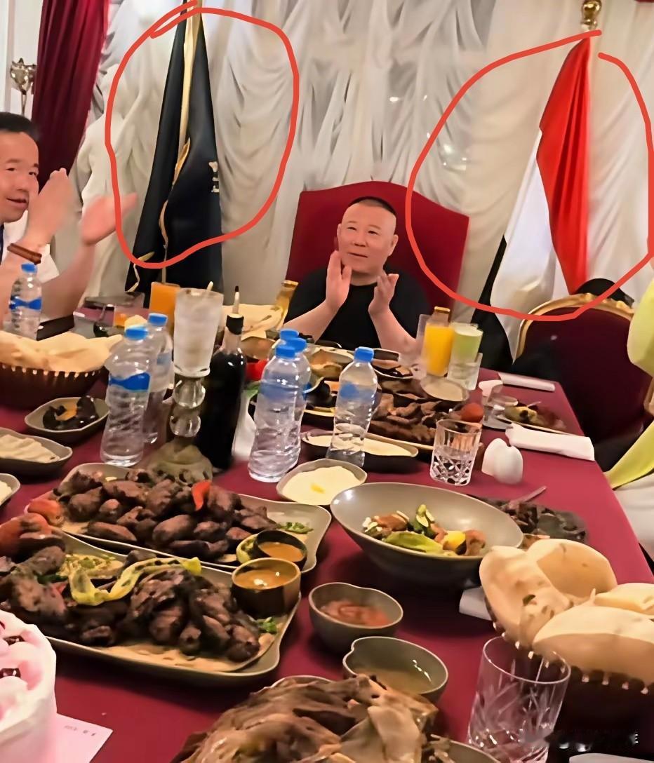 郭德纲生活奢靡咱理解，但背后这两面旗帜是什么意思？是德云社的社旗吗？[？？？]