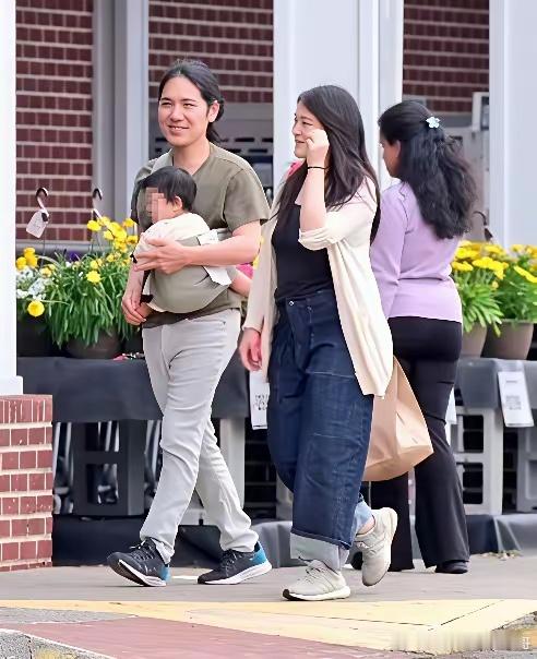 日本真子公主一家三口8月底最新照片，这位驸马的长相和身材比例好奇怪！​​​
