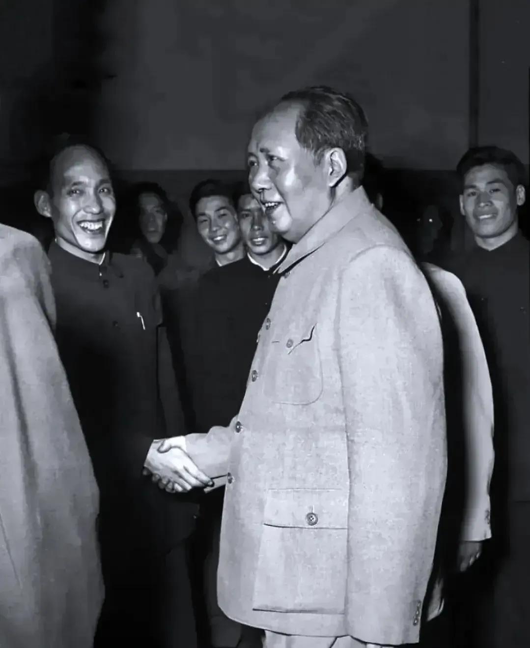 毛主席：”找出矛盾的对立，这叫做分析。”