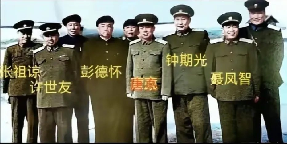 50年代，彭德怀元帅到南京军区视察时与众高级将领们的一张留影。