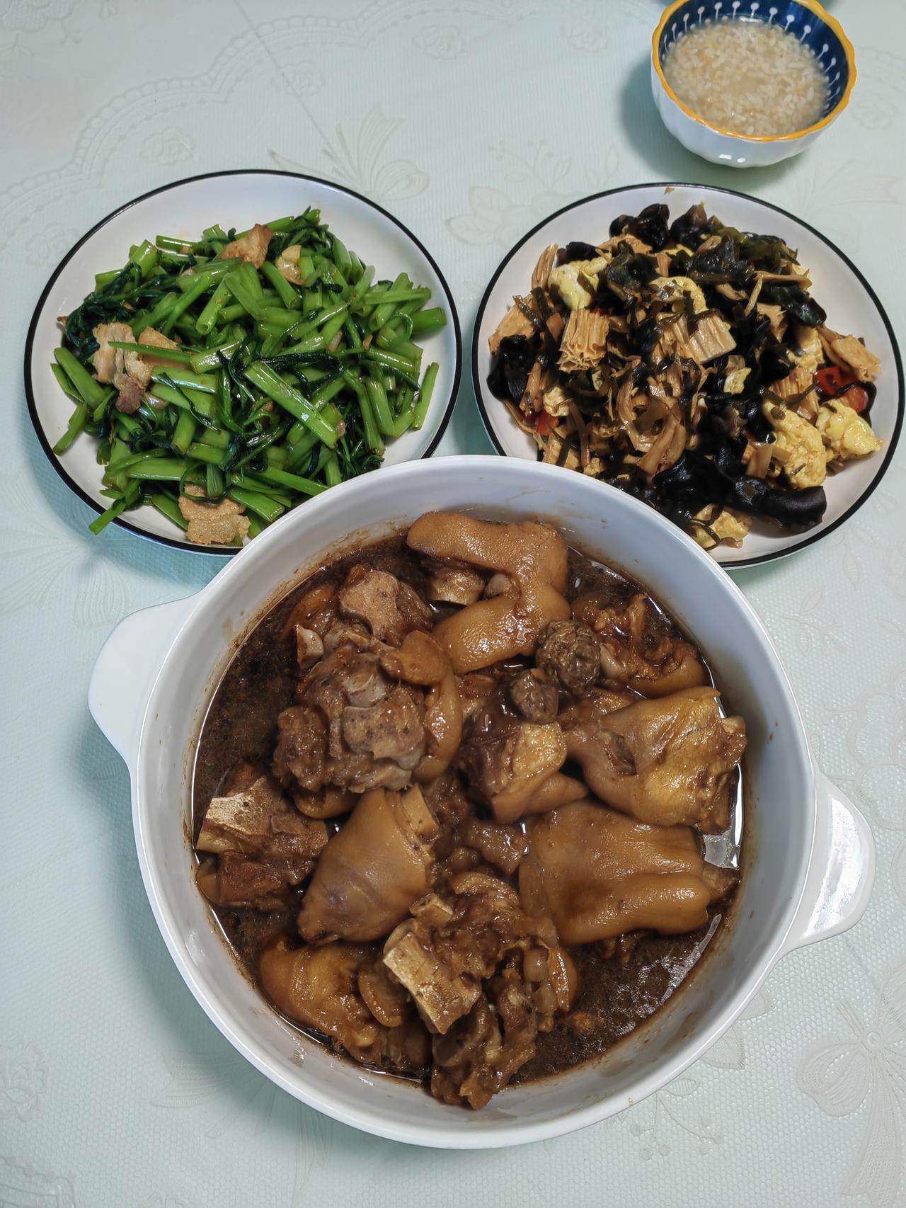 有时我想，老公是怎么养成那般节约的性子？连碗猪蹄剩汤都能用了又用！昨天中午，