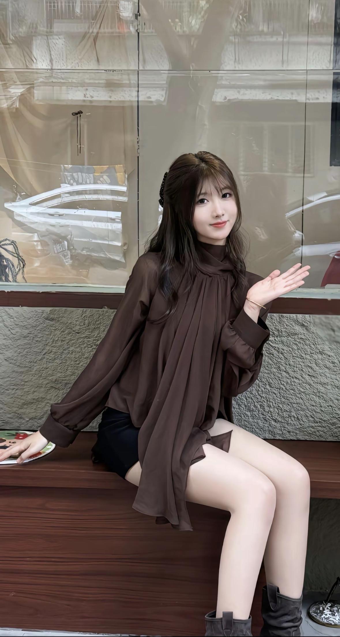 秋日穿搭指南：棕色连衣裙搭配高筒靴，时尚又温暖！🍂👗👢