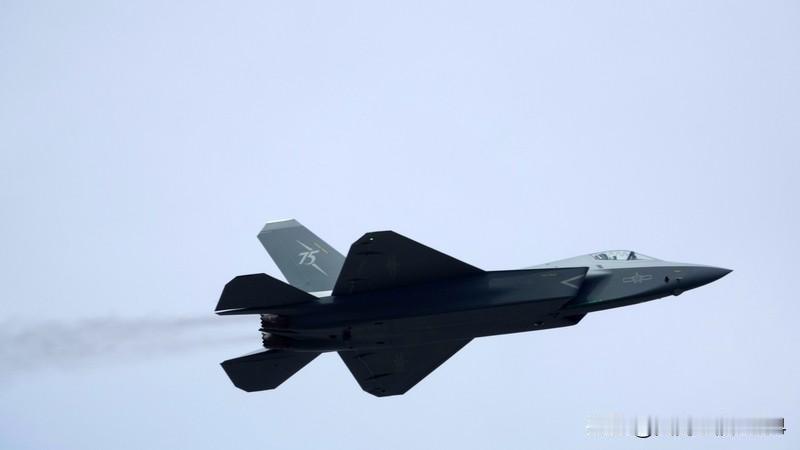 歼-35试飞机为什么是“绿皮机”1月6号，歼-35“绿皮机”新年首飞画面首