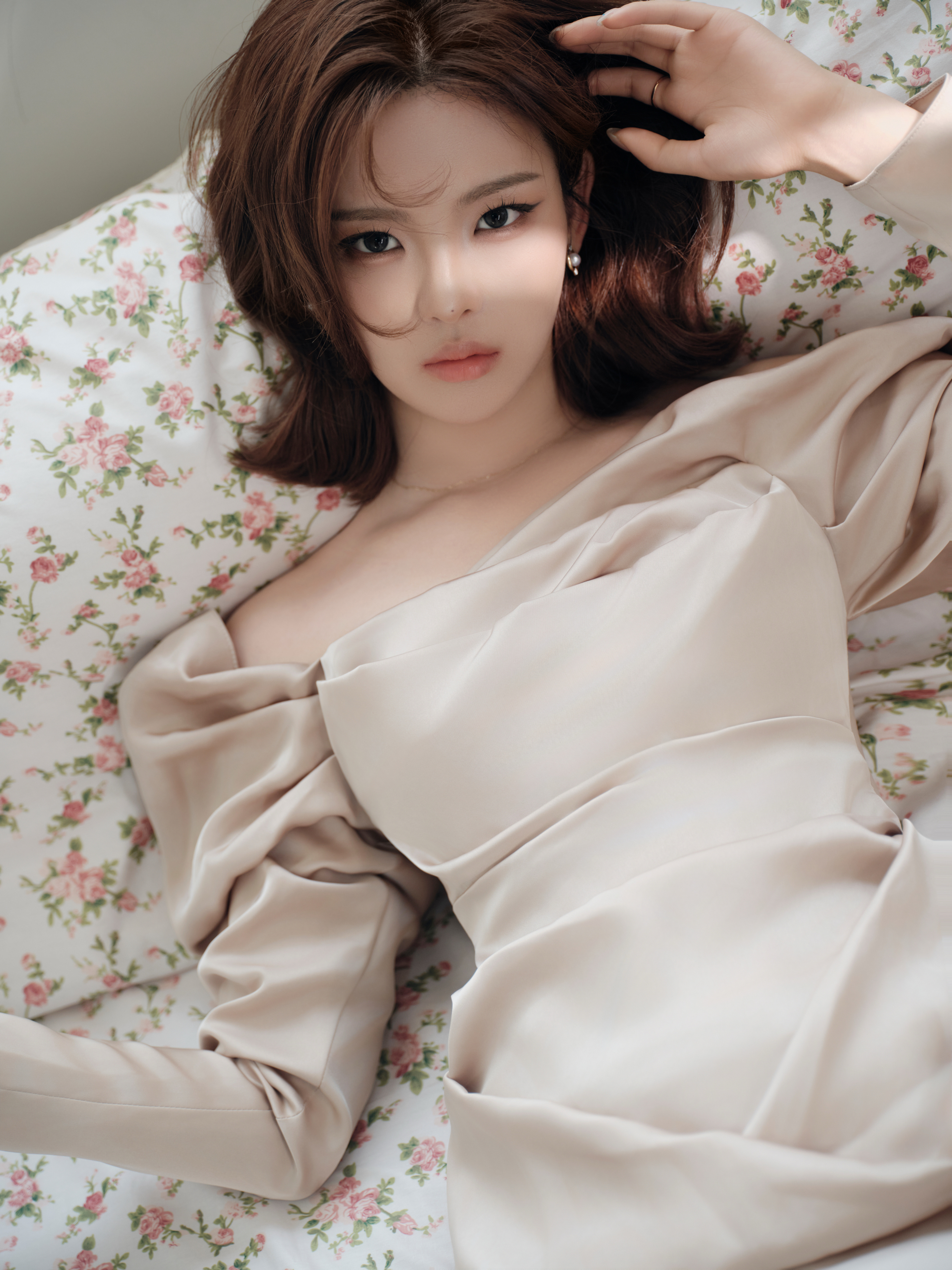 杨超越在温柔的空间里，以缎面裙装的优雅，珍珠鞋履的精致，把每一刻独处都过成法式