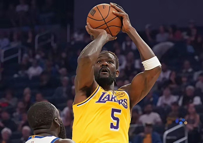 艾顿将缺席明日湖人与爵士的比赛明日湖人客场对阵爵士，艾顿与里夫斯都将缺席。中锋只