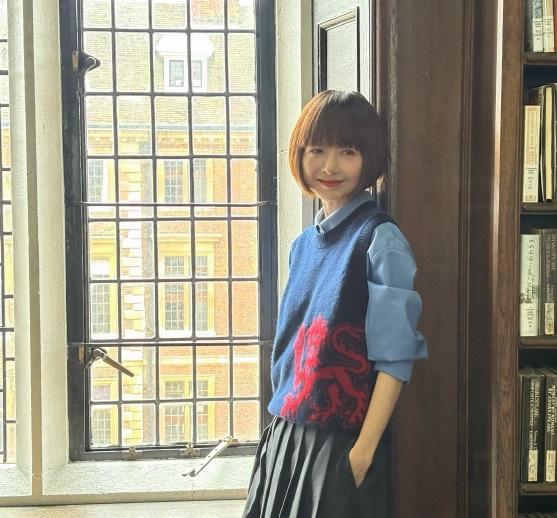 最近鲁豫亮相剑桥大学，她这次走学院风路线，看起来像个年轻漂亮的女学生。她里面