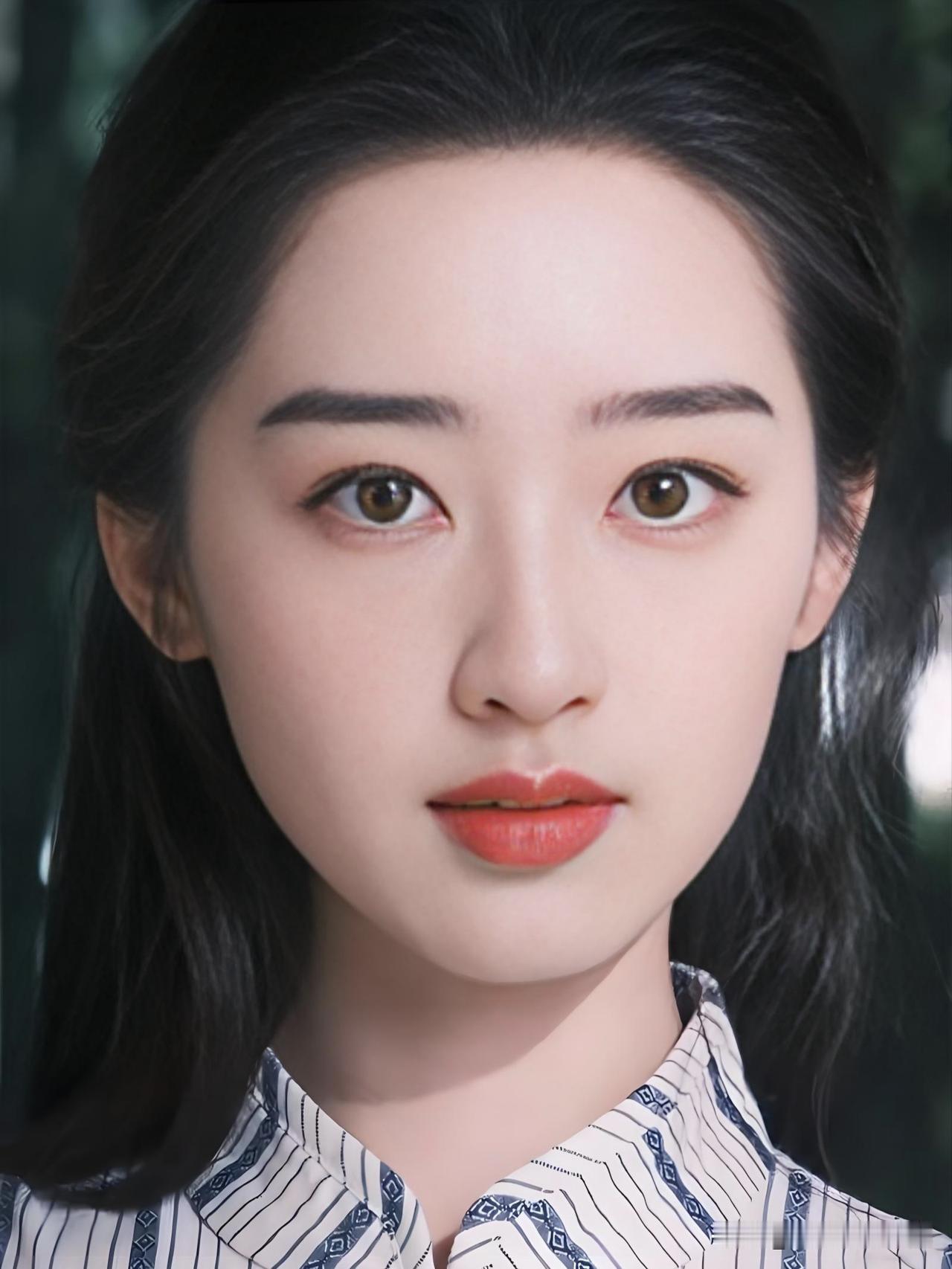 邓恩熙，眼眸清澈如星，笑靥甜美治愈。05后实力派小花，从荧幕初绽到演技进阶，以灵