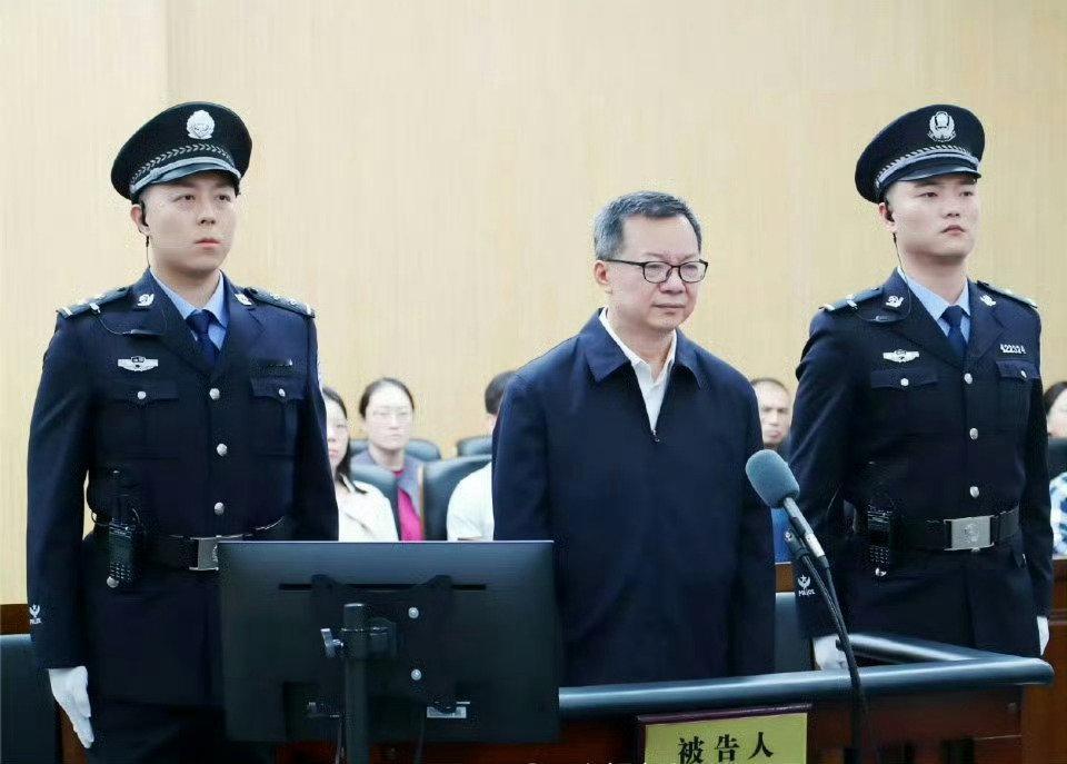 李刚，一个曾经天天在电视里喊“为人民服务”的厅级干部，如今被法院认定收了1.02