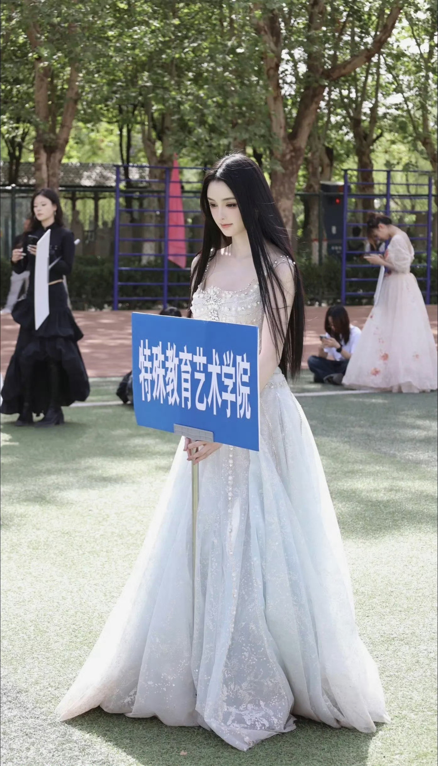 美的像女鬼是我现在对一个人美貌的最高评价（5P是生图。。。。。