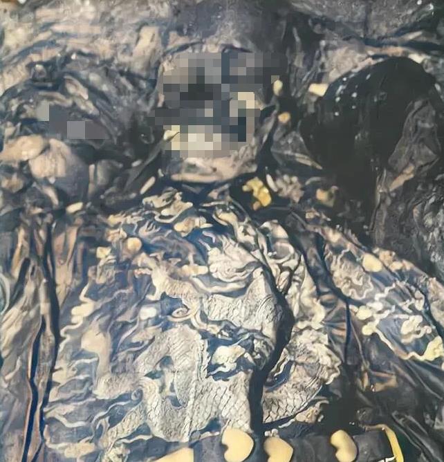 1971年，朱元璋的儿子“鲁荒王”朱檀的棺椁被开启后，考古队员第一时间用相机记录