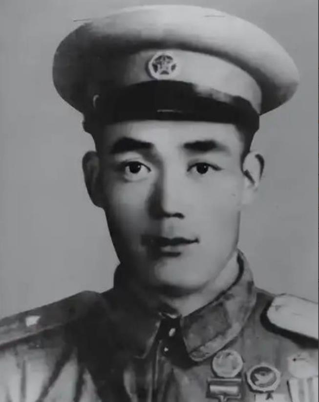 1952年，朝鲜战场，1侦察兵趁天黑，摸到美军阵地前，突然，他脚底碰到什么，一动