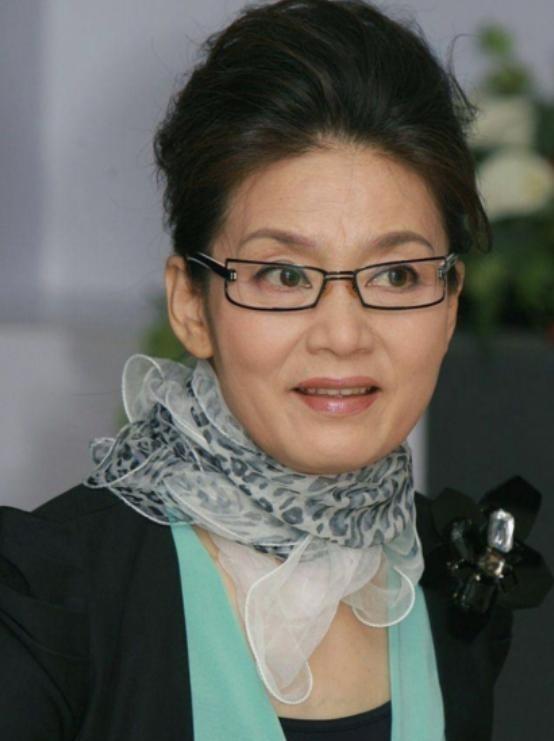 1979年上海电影制片厂布告栏前围满了人，洪融把潘虹写给丈夫杨延晋的情书一张张贴