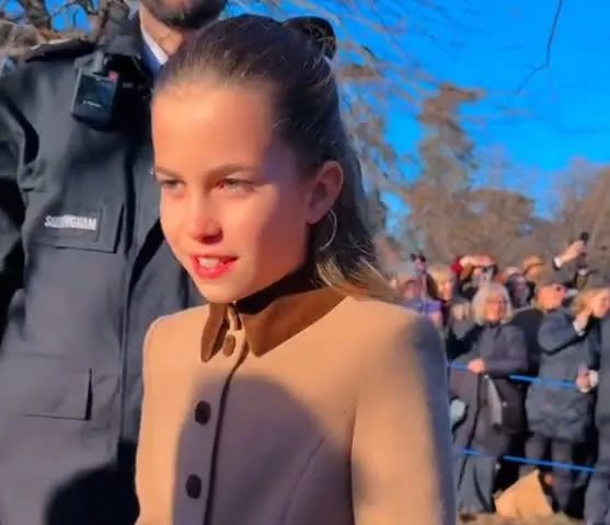 10岁的夏洛特公主在圣诞活动上也太圈粉了！粉丝求自拍她直接停下答应，被夸举止优雅