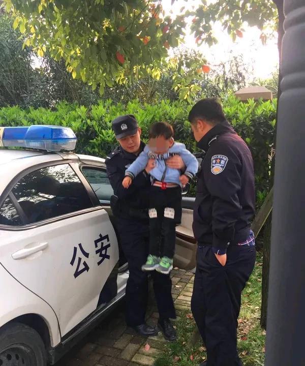 幼儿园开学上演“两极反转”幼儿园开学现“两极反转”奇景今年幼儿园开学，那场面