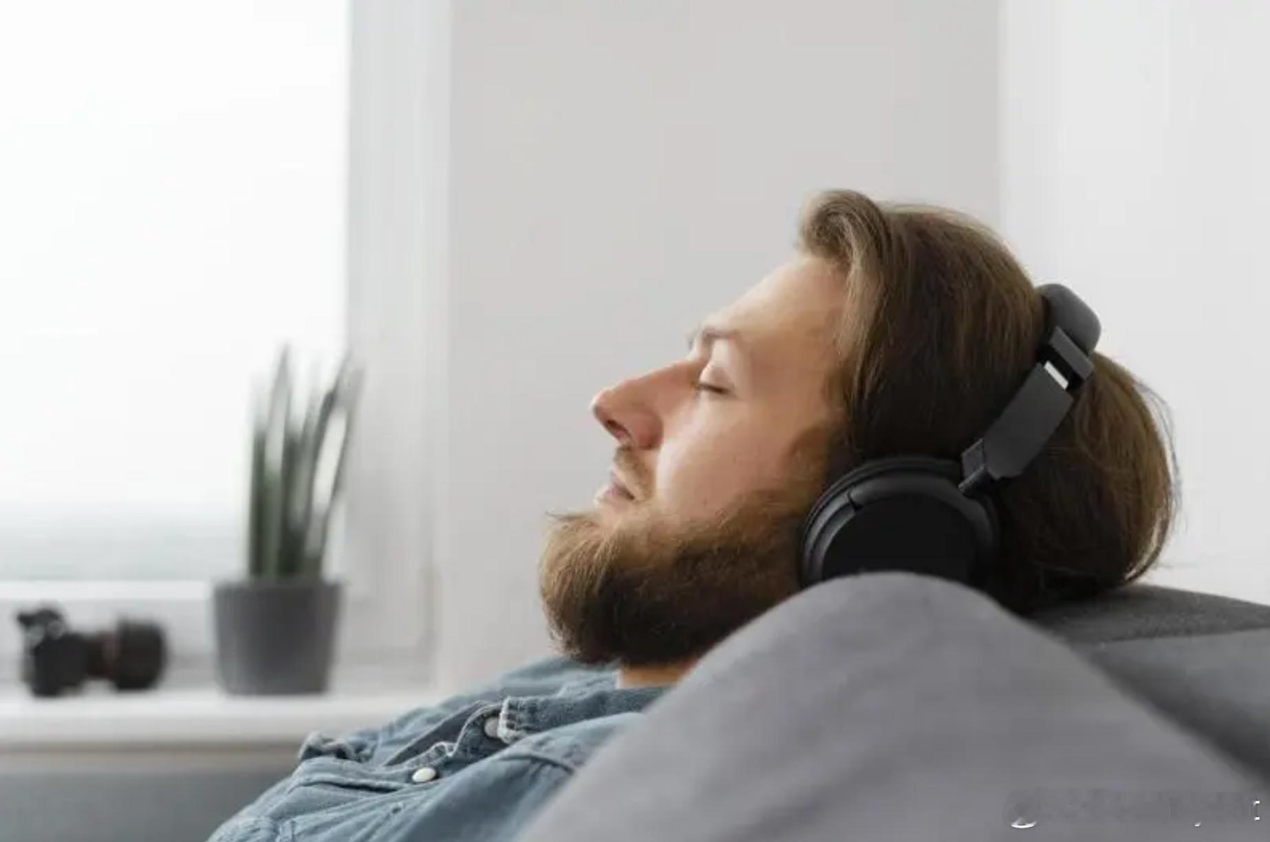 【别戴耳机听音乐睡觉！神经科医生警告：或增加失智风险】海外新鲜事一名神经科医生