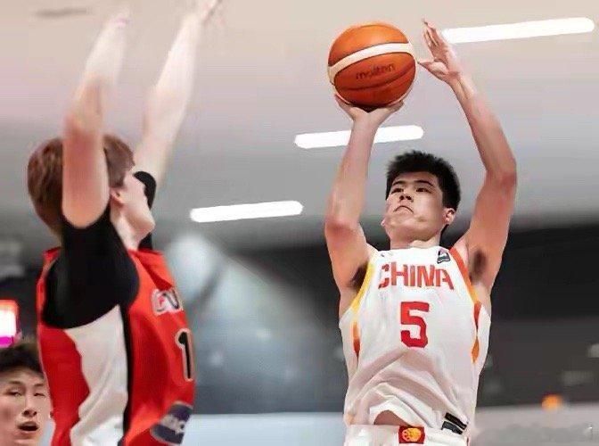 陈家政半夜被送到医院！据广东东莞球迷协会会长大雄透露：陈家政半夜出现呕吐情况，广