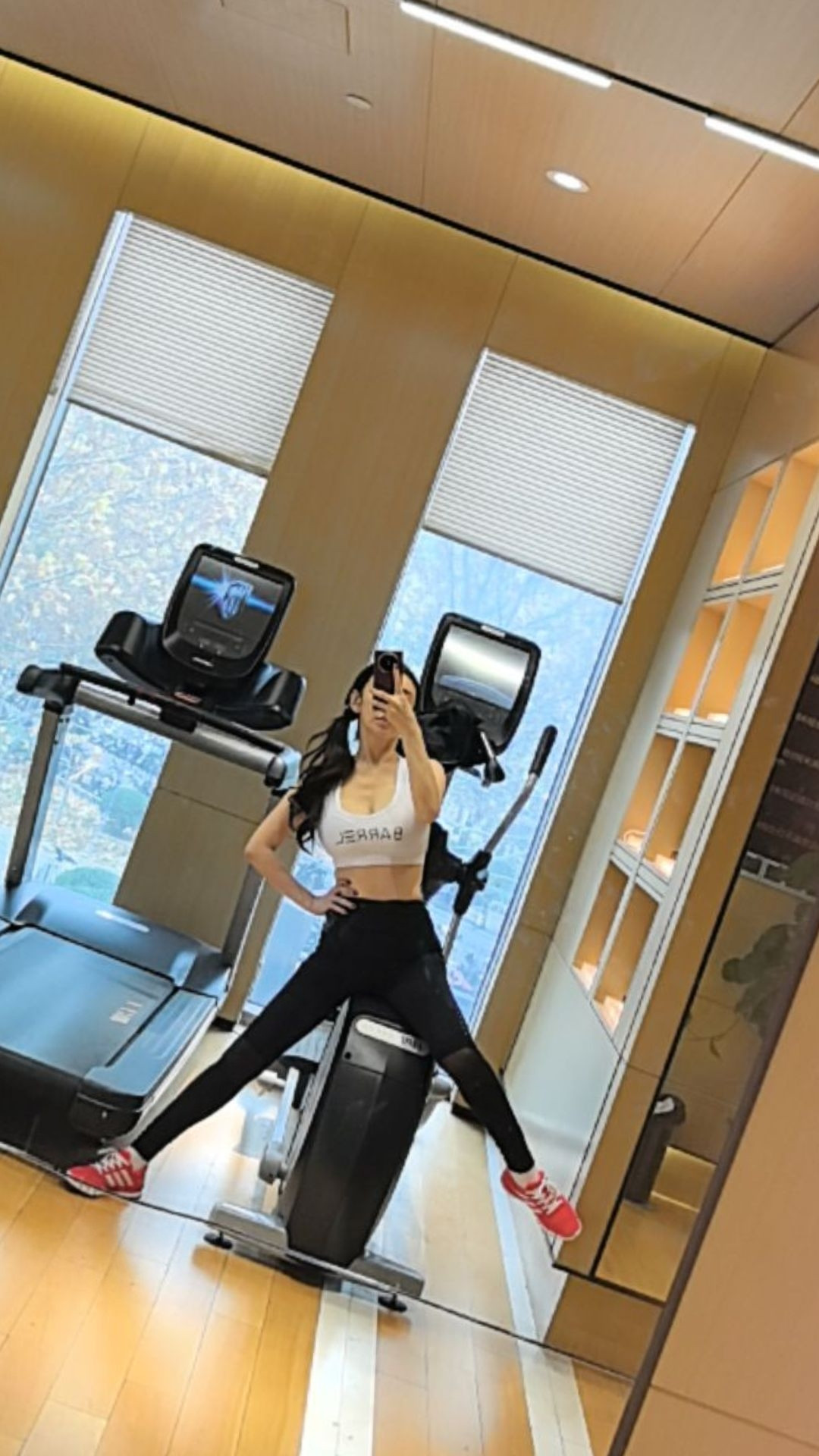 健身女孩穿搭练出马甲线自律的顶端就是享受孤独爱健身的小姐姐...