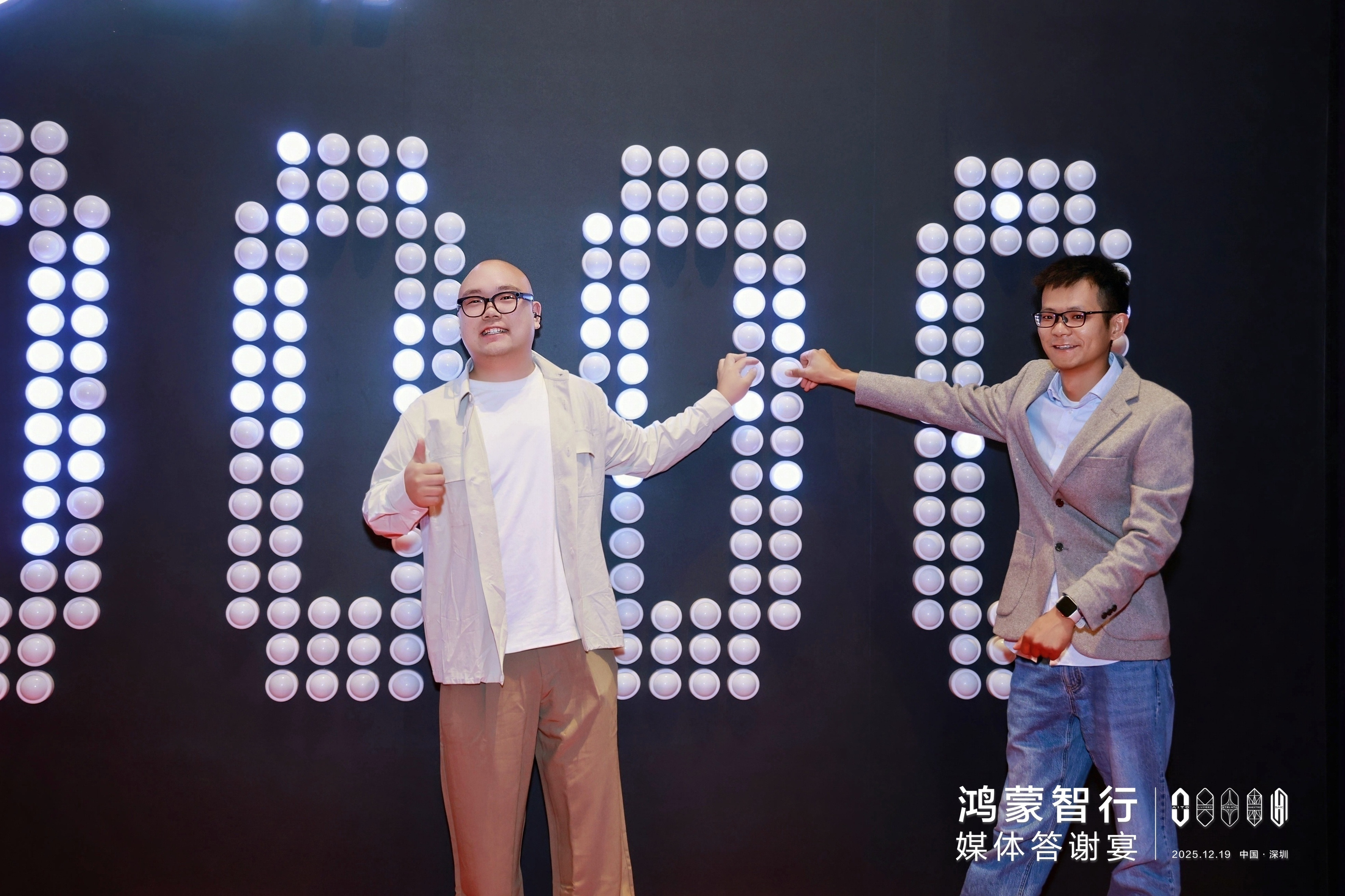 我这一身还可以吧？小蒜苗非得不自量力的和我一起拍照，只能把我衬托的更帅