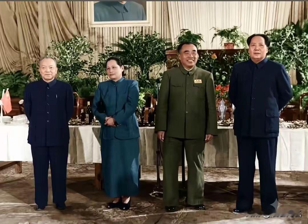 1950年国庆招待会，毛主席、朱德、宋庆龄、李济深同框留影。风雨同舟，万众一心