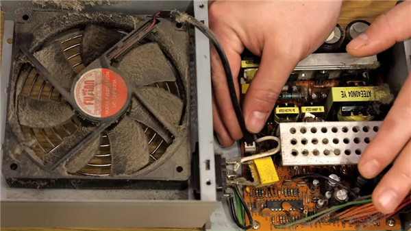 【20年老电源废物利用3D打印+百元配件：自制专业实验台电源】据DIY频道Ha