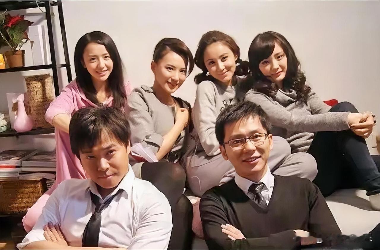 前面的是陈思诚和李晨，后面的四位美女，一个比一个靓，一个比一个气质，除佟丽娅和杨