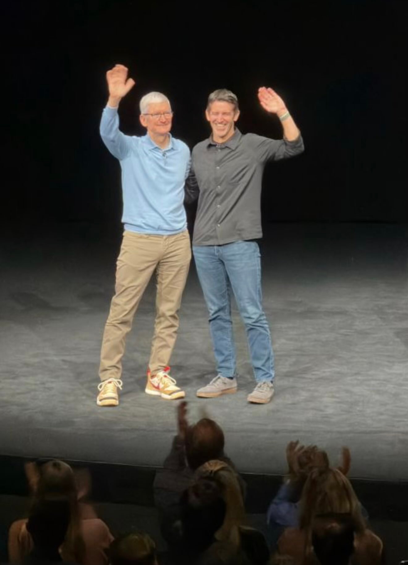 一张拍摄于SteveJobsTheater内部的照片，记录了今晨Tim