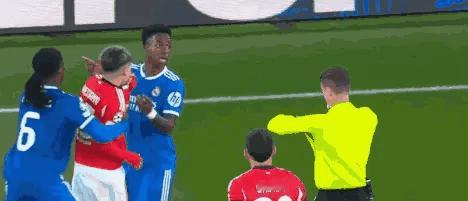 我相信维尼休斯被那个阿根廷小孩用种族歧视语言骂了，但实话实说，维尼休斯绝对不是什