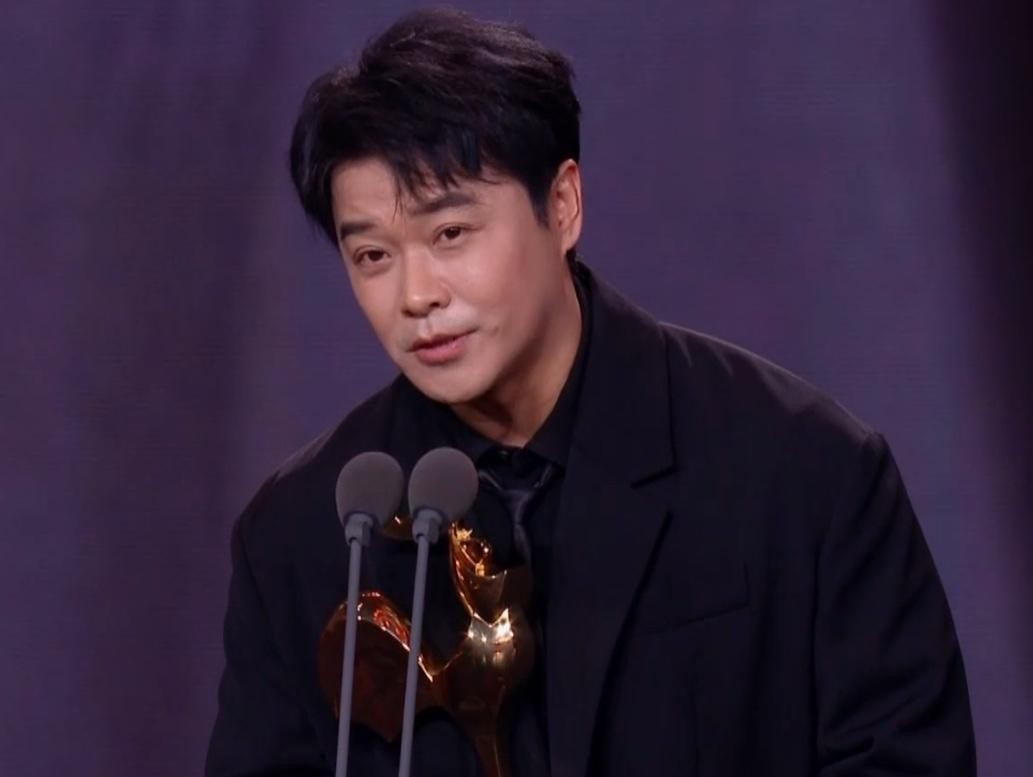 金鸡奖颁奖夜，陈思诚凭《消失的她》拿下最佳导演。镜头扫到观众席的佟丽...