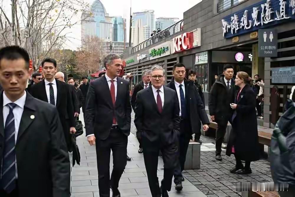 英国首相斯塔默来外滩散步，又去和平饭店尝美食，明显感到只有来中国才能这么轻松愉快
