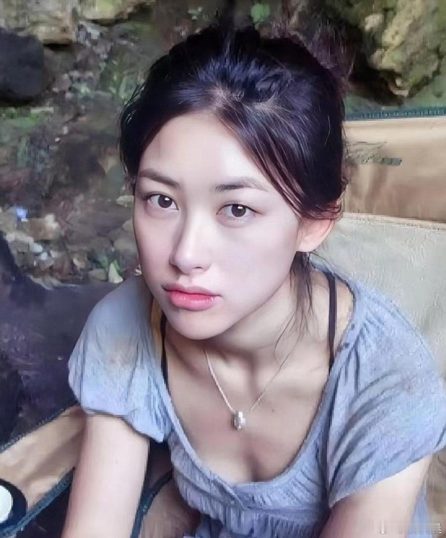 梦回朱珠二十岁，眉眼精致韵味十足，颜值气质浑然天成，惊艳时光。