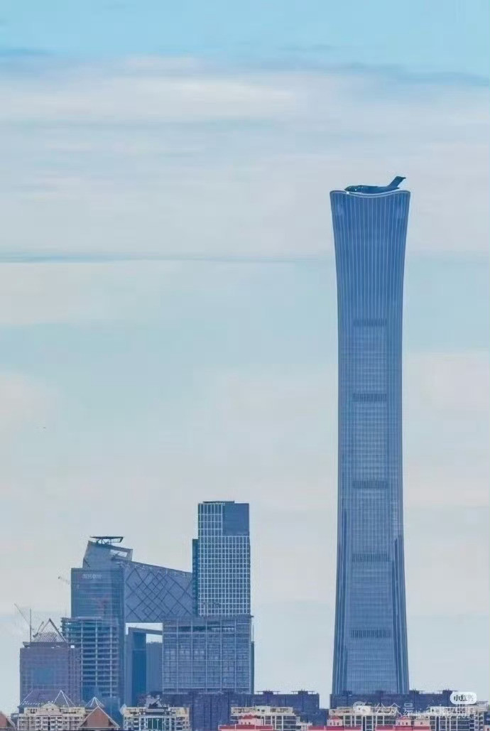 Y-20悬停在中国尊上[666]这构图、这拍摄时机绝了[鼓掌]图源见水印10
