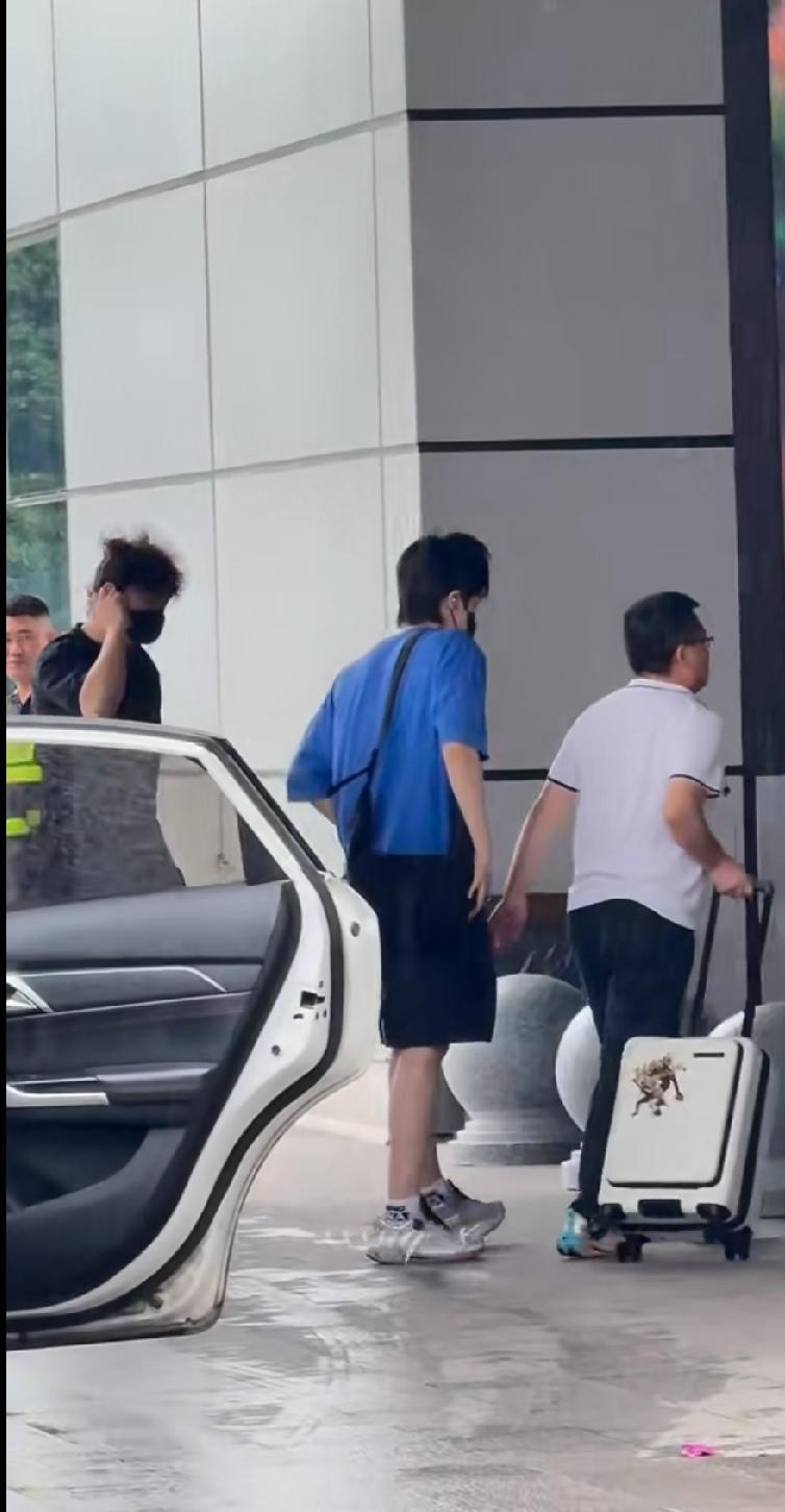 接连刷到孙颖莎、王楚钦返程路透，分别踏上归途，祝两位一路起落平安。好好休整调整