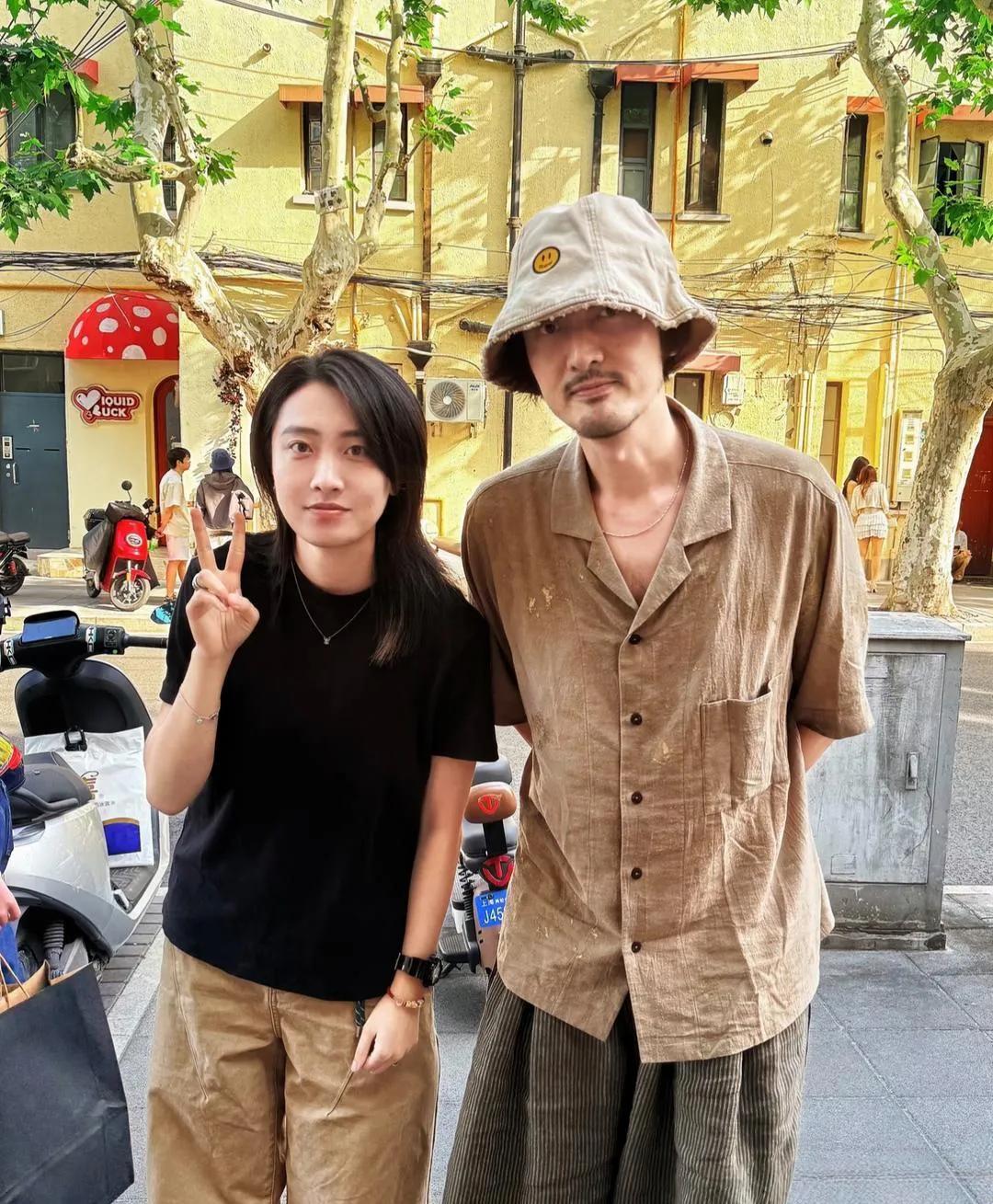 王传君一个人现身上海街头，真人看着很颓废，看起来他已经不是当年的关谷神奇了，而且