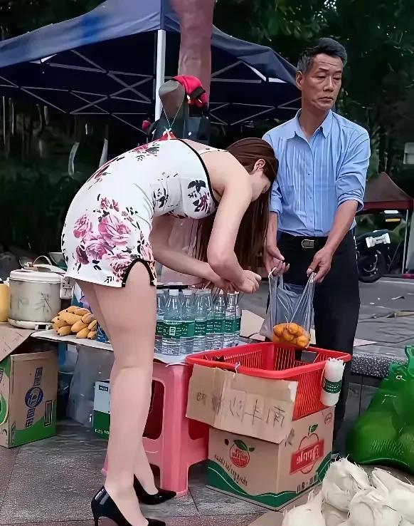 大爷就是大爷，面对弯腰撅着屁股的大美女挑选自己家的水果，连正眼都没有瞧一下，就大