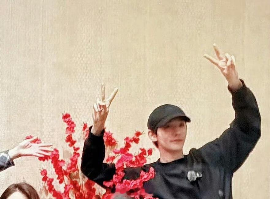 邓为哥哥可真帅啊！哈哈哈
