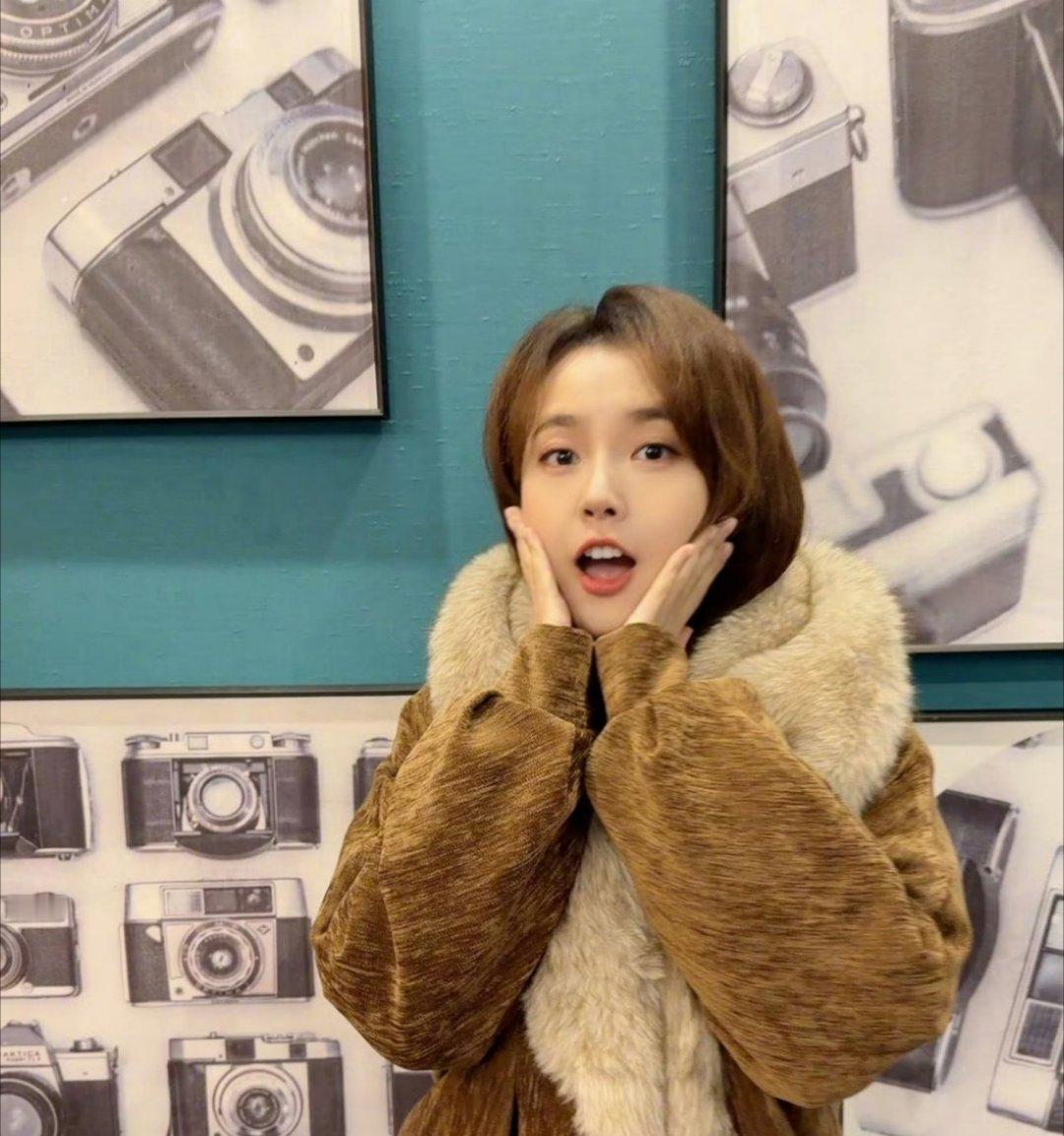 张佳宁让我们帮她想文案，文案就是没有文案，想发就发