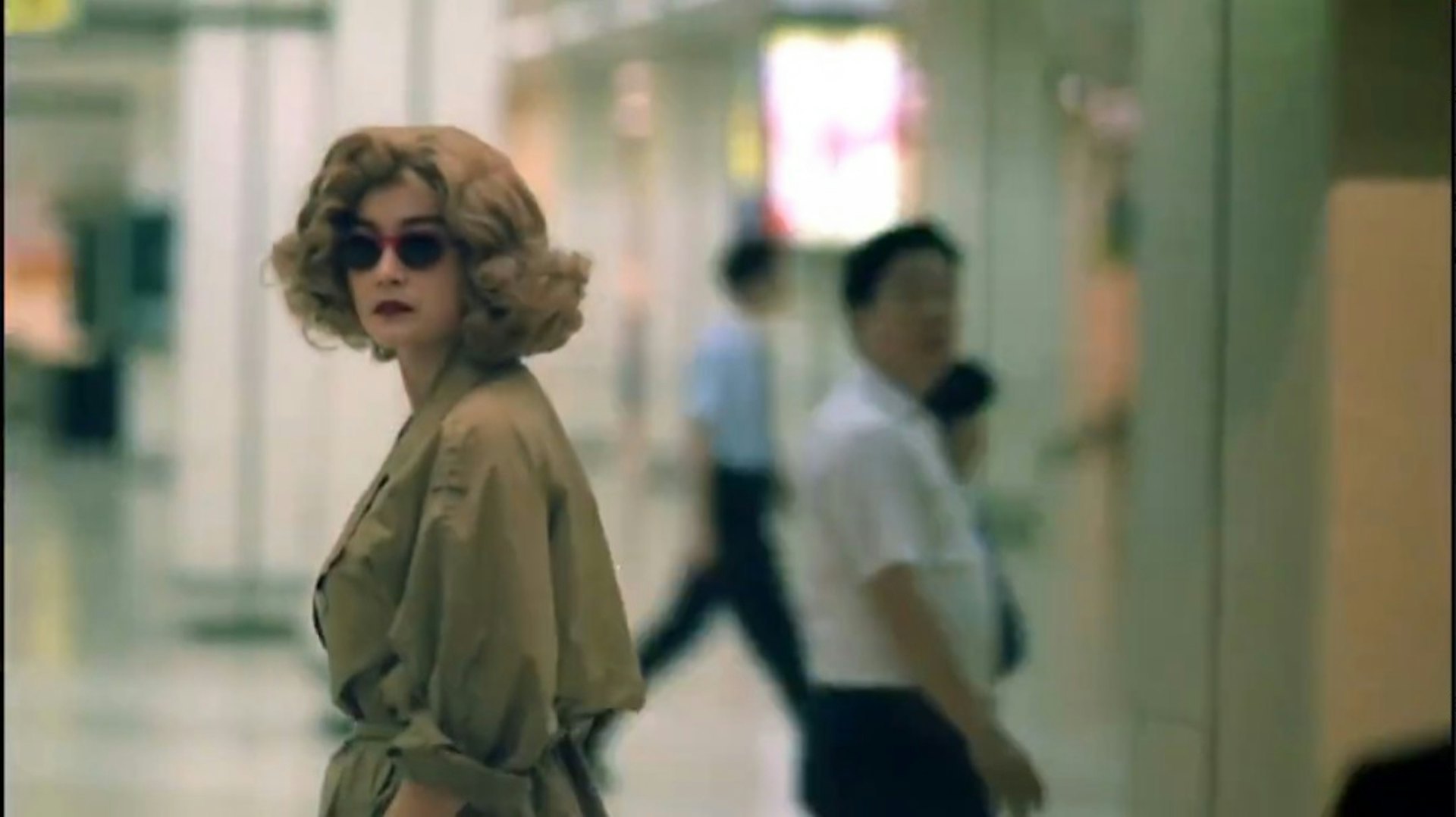 林青霞曾说王家卫拍戏没有剧本，她喜欢在拍摄前做功课，一直拼命找王家卫要剧本，好不