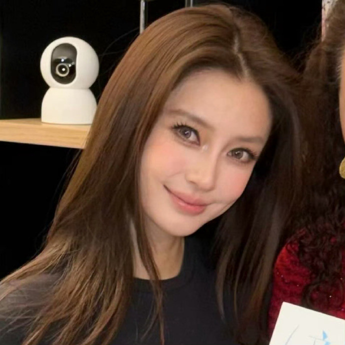 怎么感觉baby面相和之前都不一样了，面相变了不少～​​​