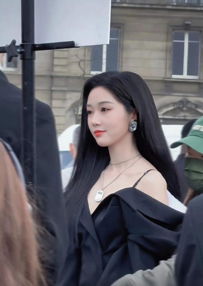 砸下一百万买门票，却在秀场门口吃闭门羹，网红在巴黎到底有多卑微？岳雨婷前脚