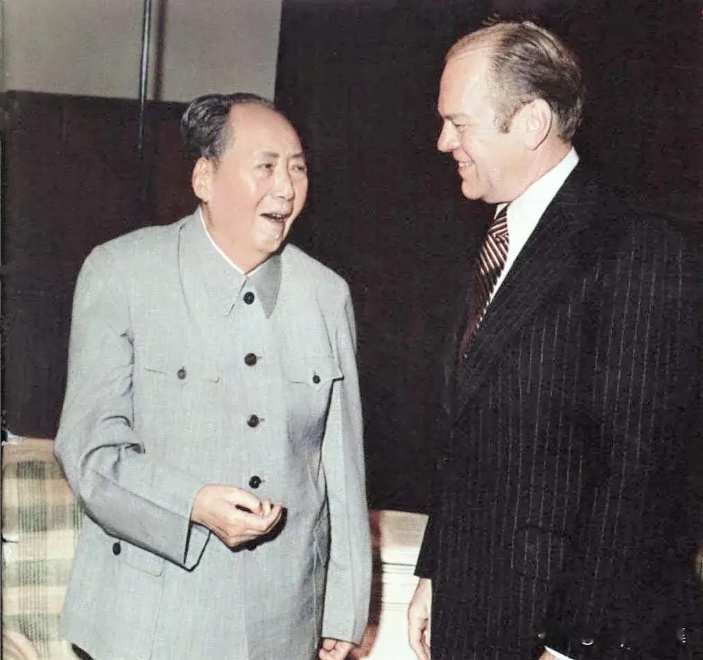 【开国功臣图片故事180】1975年12月2日，毛泽东主席在其书房会见了到访的