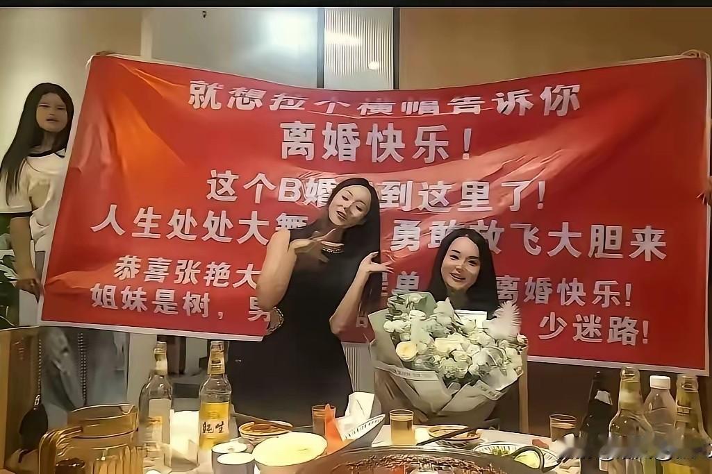 女子离完婚，走出民政局就开始狂扇自己嘴巴，倒地痛哭。刚刚刷到一个视频，一女子