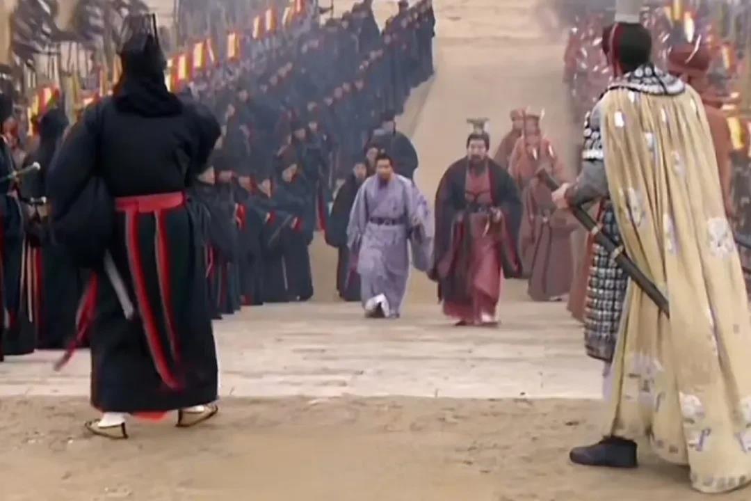 王允杀完董卓后还要清算西凉军！难怪身首异处！据三国演义记载，吕布手拿天子诏，当着