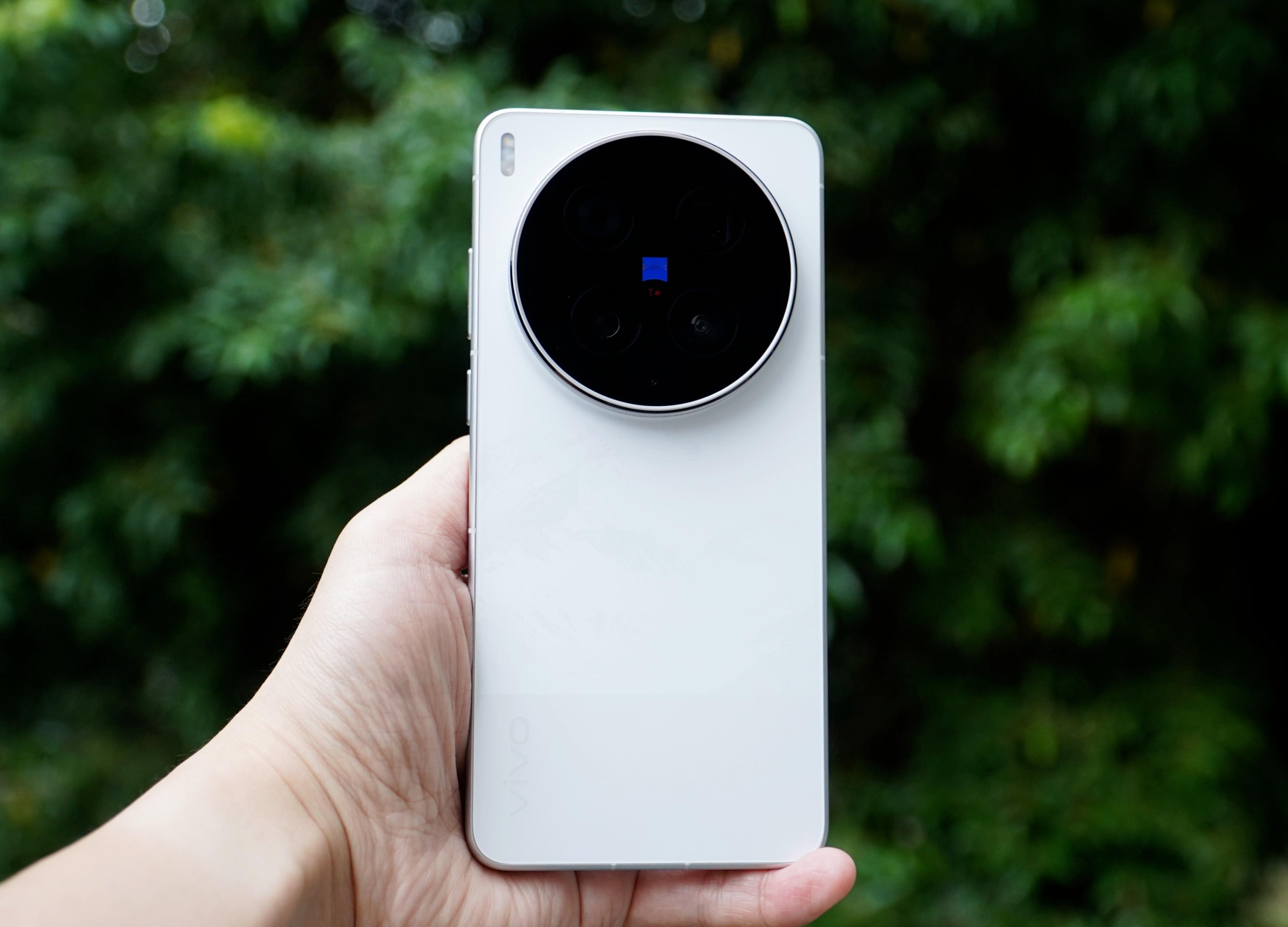 vivoX300Ultra银调真机上手图：这个银白色比我想象的更淡，后盖和边