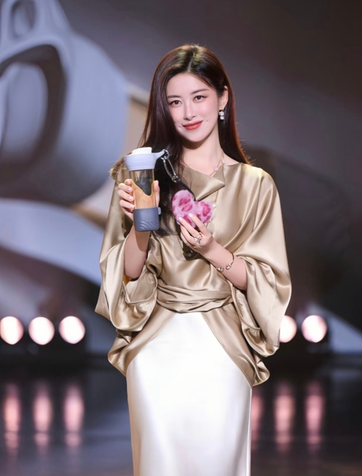 朱珠好绝的妈咪气质哈哈哈我真的挺好奇她和女儿之间的相处方式的，之前是不是有朱珠去