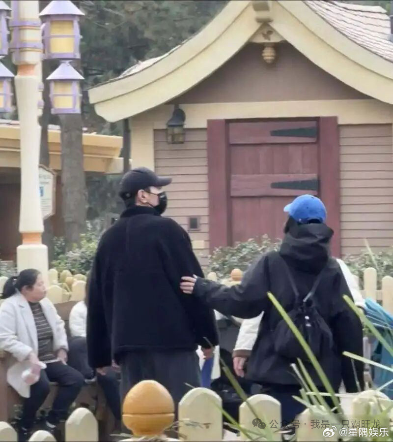 高圆圆、赵又廷、Rhea一家三口现身迪士尼，温馨时刻具像化了